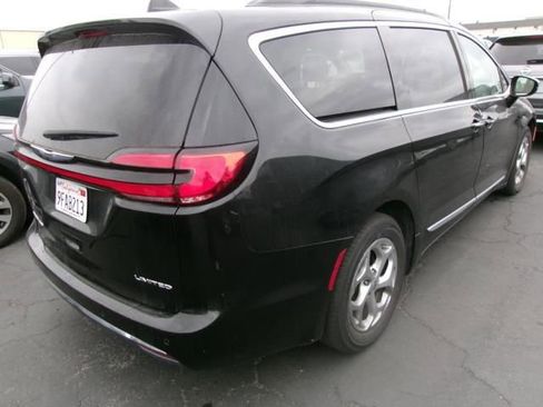 Used 2023 Chrysler Pacifica Limited FWD image 2