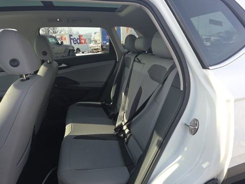 Used 2024 Volkswagen Taos SE image 17