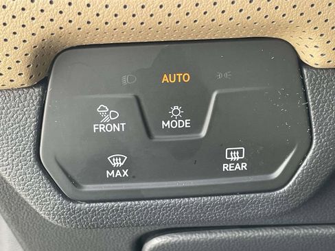 Used 2025 Volkswagen Atlas Cross Sport SE w/ Panoramic Sunroof Package image 18