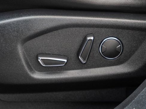 Used 2017 Ford Explorer XLT w/ Equipment Group 202A AWD/4WD image 37