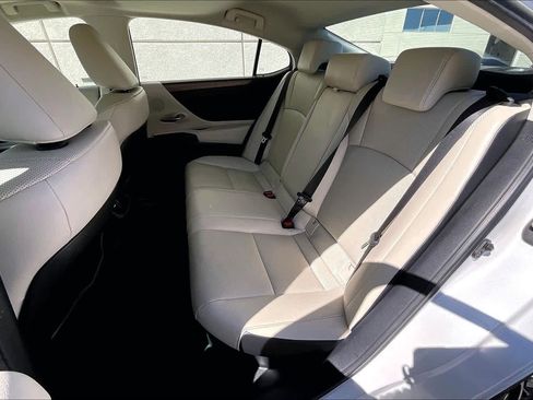 Used 2025 Lexus ES 300h w/ Premium Package FWD image 19