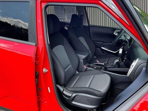 Used 2025 Kia Soul LX FWD image 7
