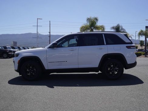 New 2026 Jeep Grand Cherokee Altitude image 7