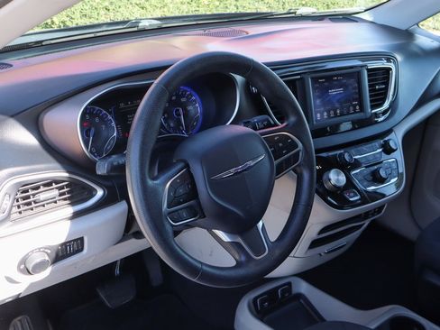 Used 2019 Chrysler Pacifica Touring image 16