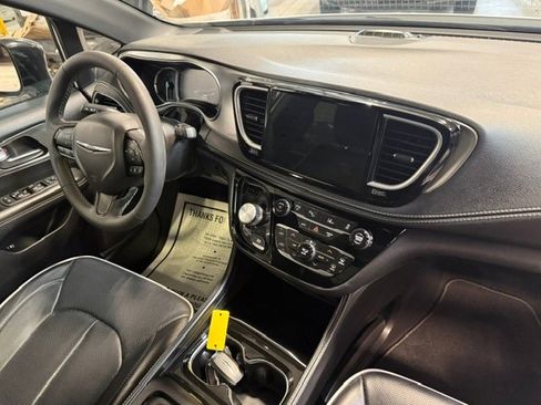 Used 2023 Chrysler Pacifica Limited w/ Uconnect Theater Family Group FWD image 11