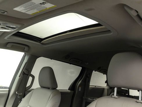 Used 2019 Toyota Sienna XLE image 19