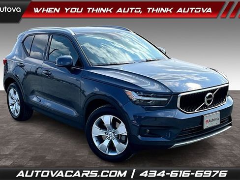 Used 2022 Volvo XC40 T5 Momentum image 1