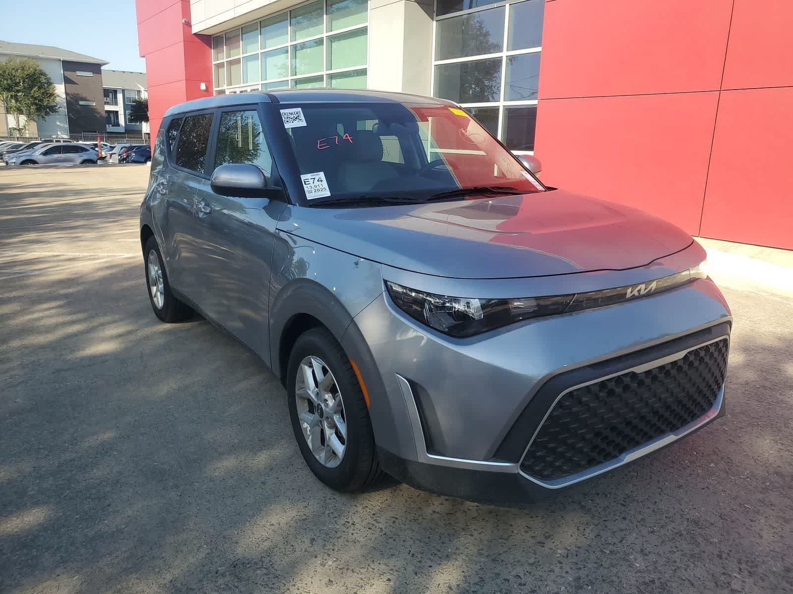 Used 2025 Kia Soul LX w/ LX Technology Package FWD image 9