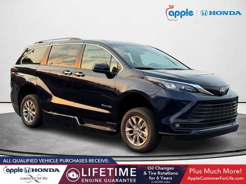 Used 2026 Toyota Sienna XLE FWD image 1