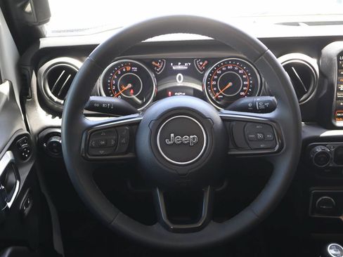 Used 2023 Jeep Gladiator Sport AWD/4WD image 12