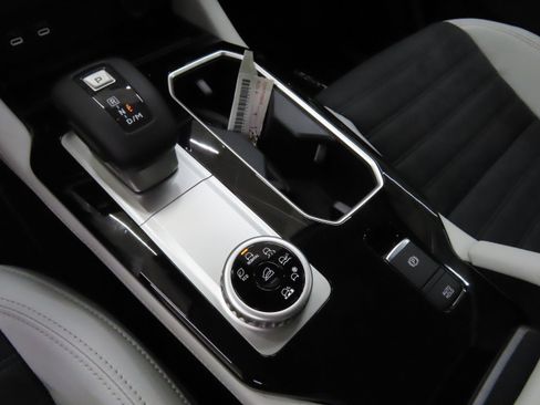 New 2025 Mitsubishi Outlander SE image 15