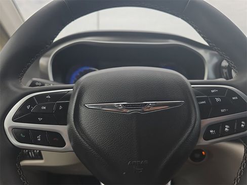 Used 2024 Chrysler Pacifica Touring-L image 14