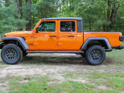 New 2025 Jeep Gladiator Sport image 7
