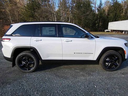 New 2025 Jeep Grand Cherokee Limited w/ Black Appearance Package AWD/4WD image 9