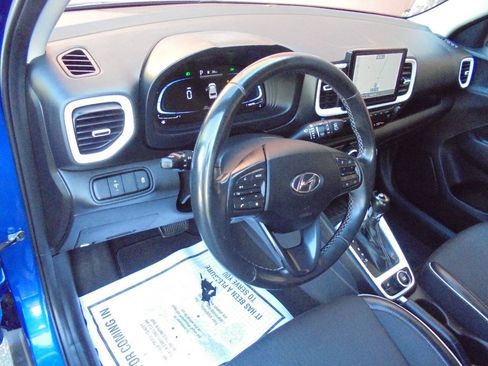 Used 2024 Hyundai Venue Limited FWD image 8