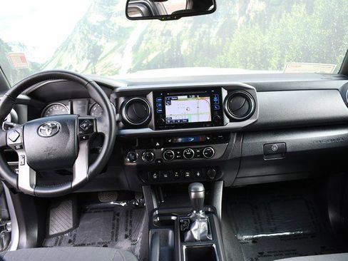 Used 2017 Toyota Tacoma TRD Sport w/ Premium & Technology Package image 18