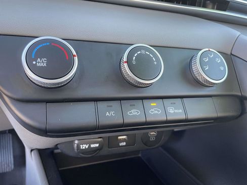 Certified 2025 Hyundai Elantra SE image 21