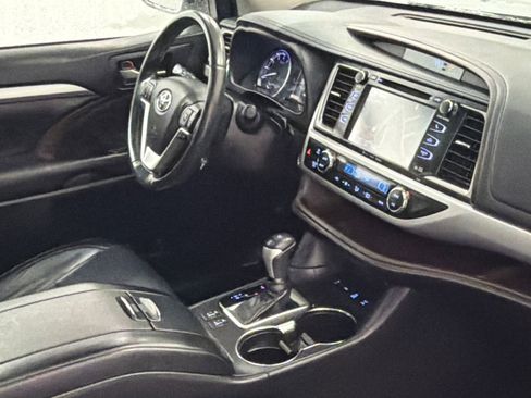 Used 2018 Toyota Highlander XLE image 10