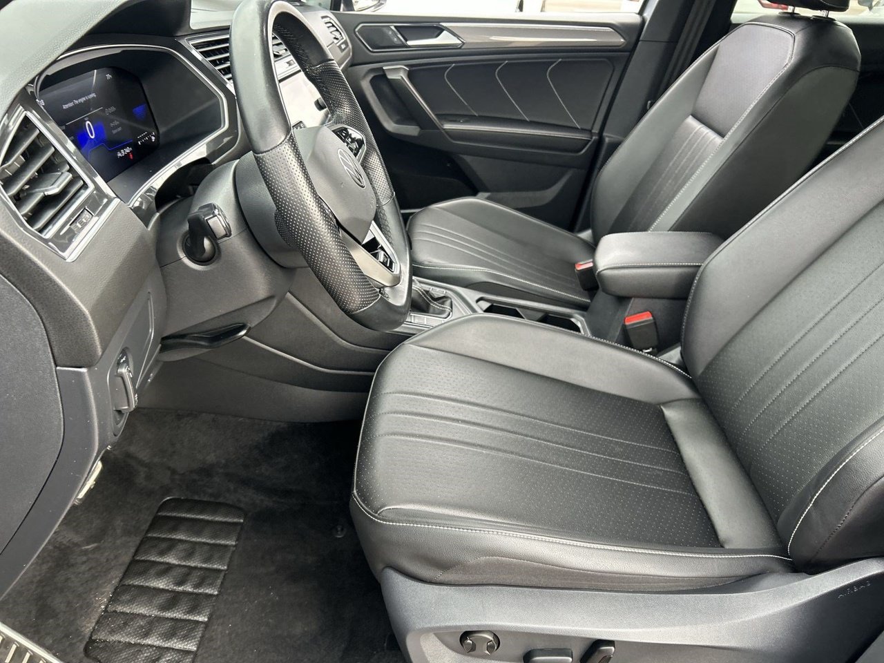 Used 2024 Volkswagen Tiguan SE R-Line FWD image 16