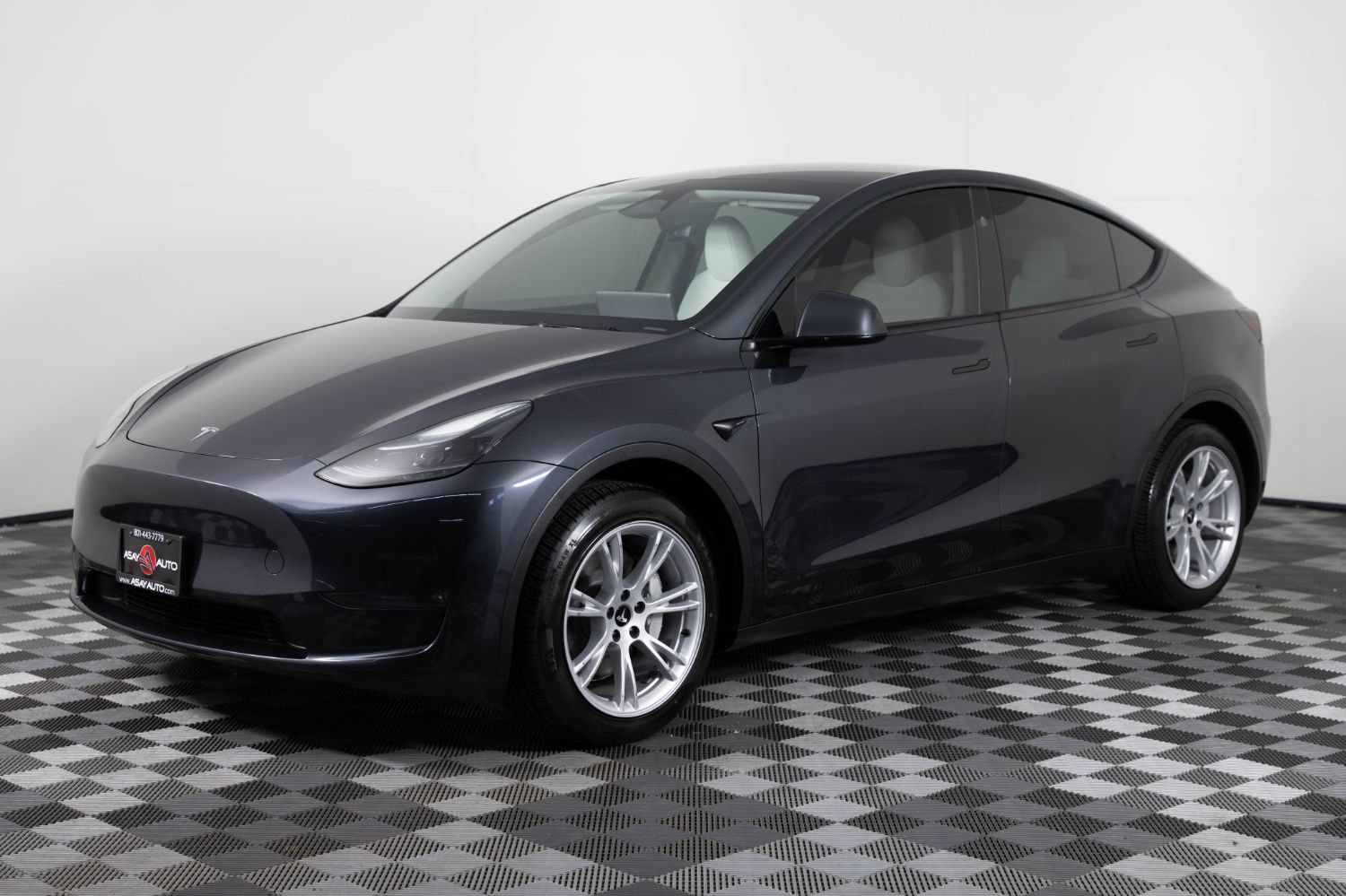 Used 2024 Tesla Model Y Long Range AWD/4WD image 1