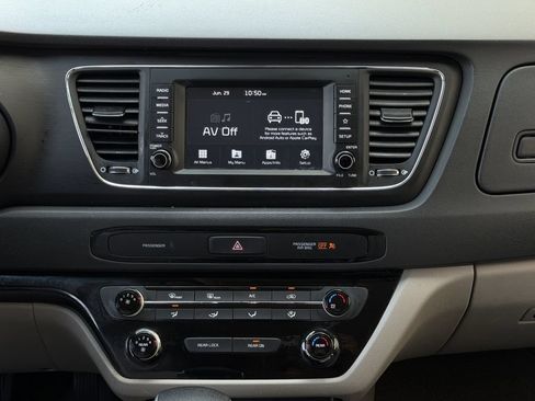 Used 2021 Kia Sedona LX FWD image 17