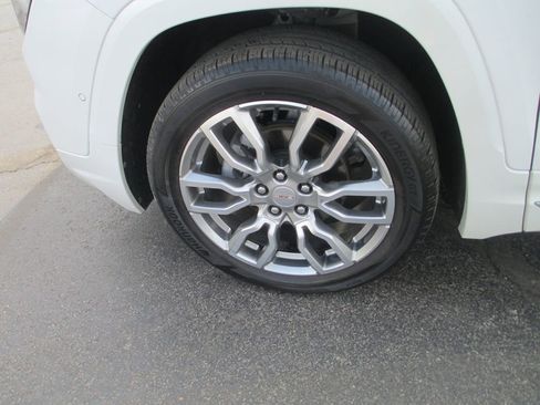 Used 2024 GMC Terrain Denali w/ Denali Premium Package AWD/4WD image 15