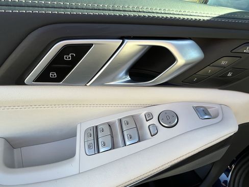 Used 2024 BMW X7 xDrive40i w/ Premium Package image 15