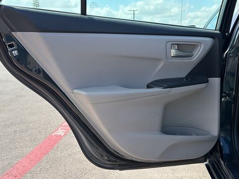 Used 2015 Toyota Camry SE FWD image 14