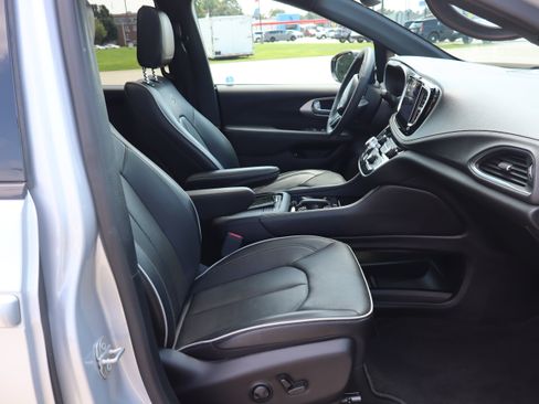 Used 2024 Chrysler Pacifica Premium FWD image 14