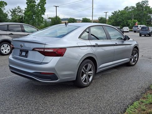 Used 2024 Volkswagen Jetta SE FWD image 4