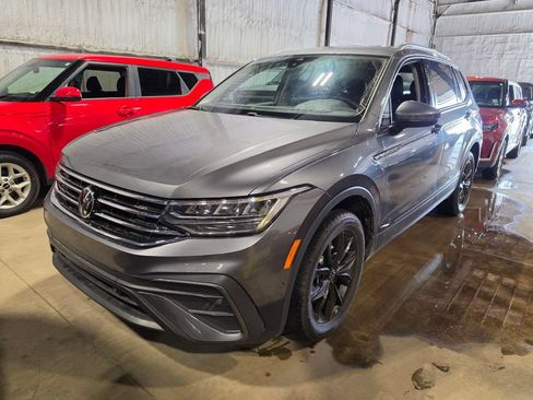 Used 2024 Volkswagen Tiguan SE FWD image 1