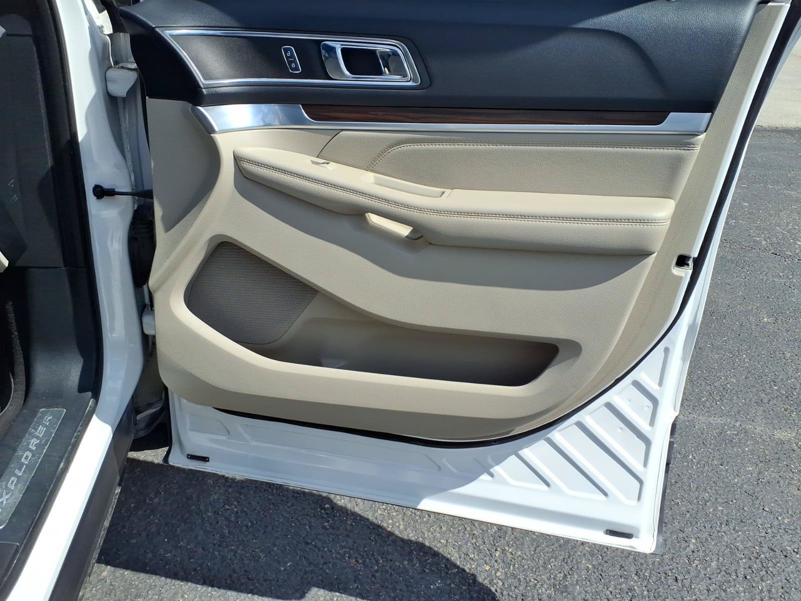 Used 2018 Ford Explorer Limited w/ Ford Safe & Smart Package FWD image 16