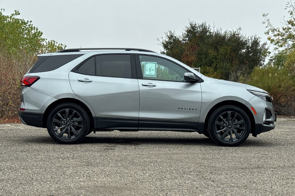Used 2023 Chevrolet Equinox RS w/ RS Leather Package FWD image 3