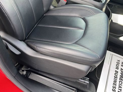 Used 2025 Chrysler Pacifica Select image 30