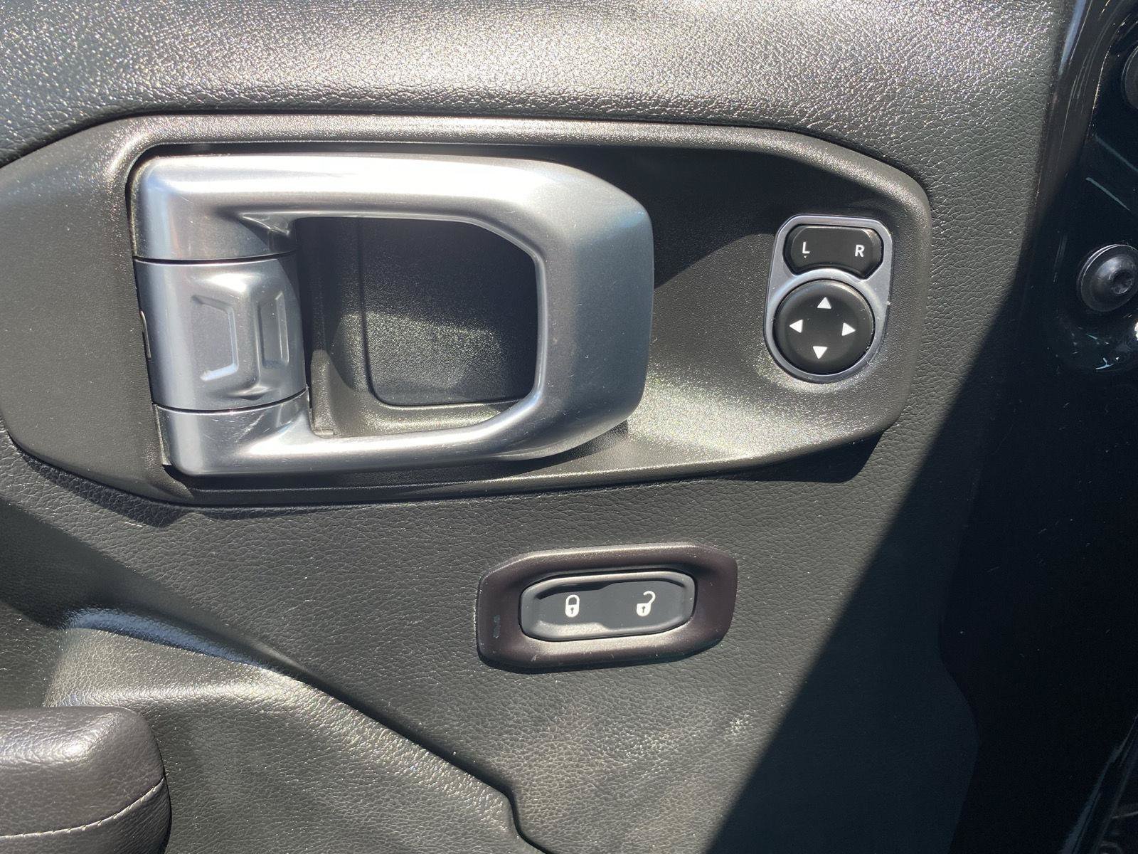 Used 2019 Jeep Wrangler Unlimited Rubicon w/ Cold Weather Group AWD/4WD image 13