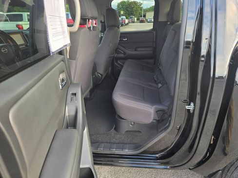 Used 2023 Nissan Frontier SV image 8