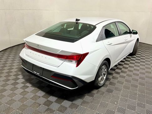 New 2026 Hyundai Elantra SE FWD image 17