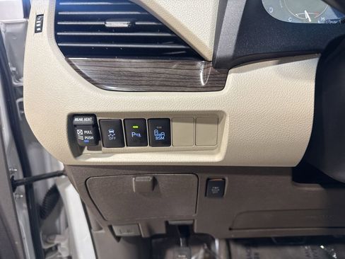 Used 2017 Toyota Sienna XLE Premium FWD image 13