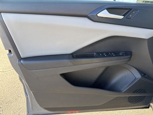 Used 2023 Volkswagen Taos SE w/ Panoramic Sunroof Package image 15