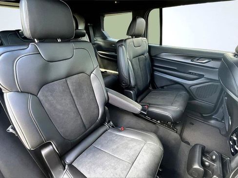 New 2025 Jeep Grand Cherokee L Altitude image 9