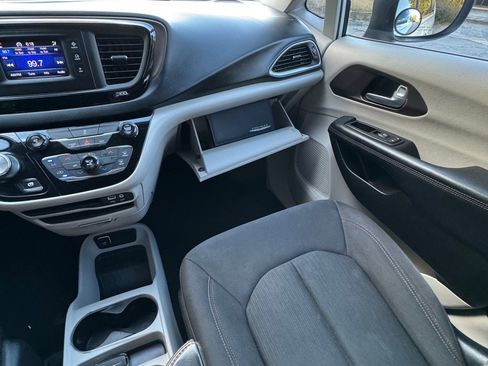 Used 2017 Chrysler Pacifica LX image 21