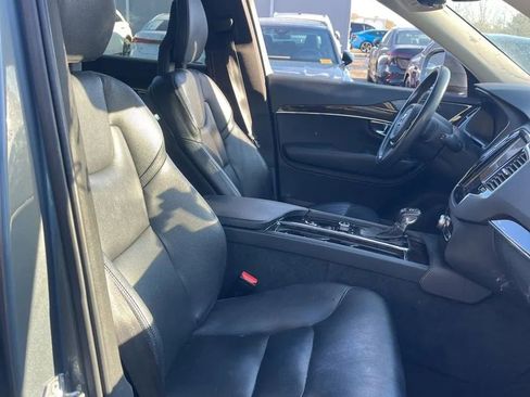 Used 2017 Volvo XC90 T6 Momentum w/ Vision Package image 9