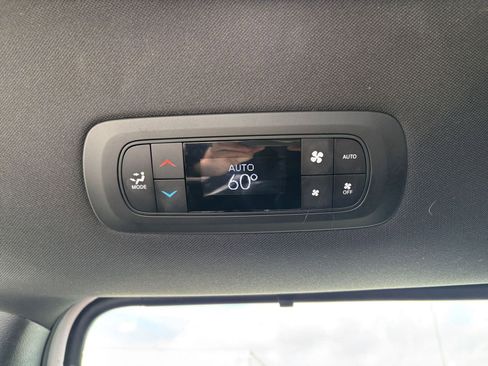 Used 2025 Chrysler Pacifica Select image 24