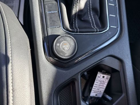 Used 2023 Volkswagen Tiguan SE image 33