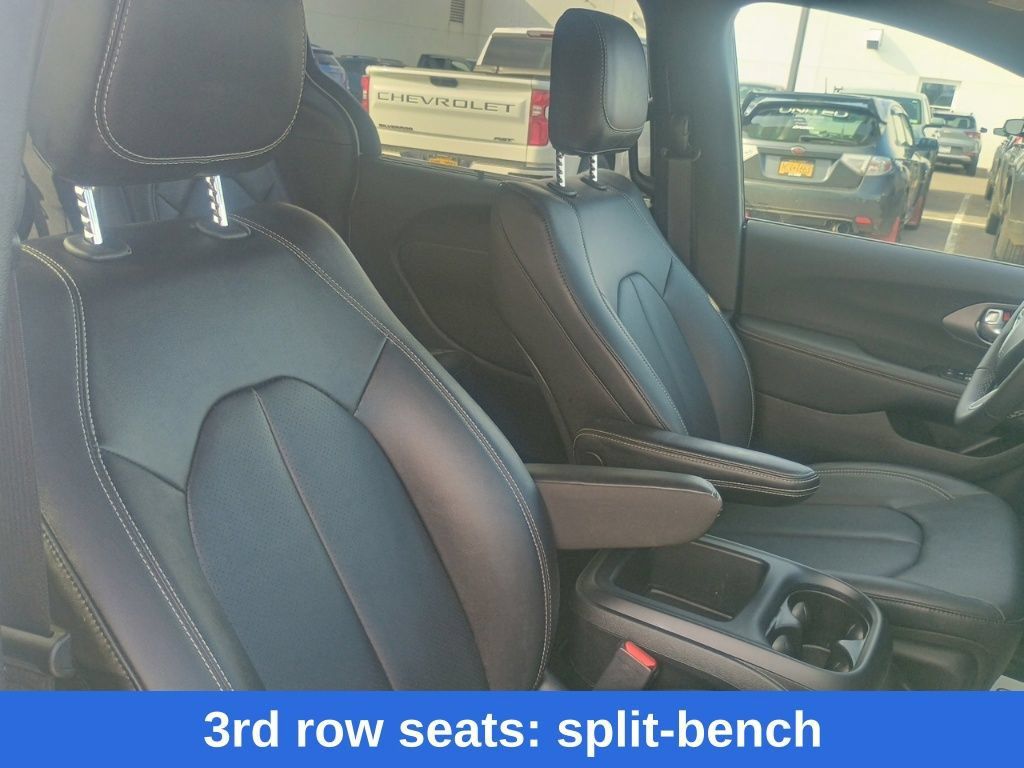 Used 2025 Chrysler Pacifica Select FWD image 19