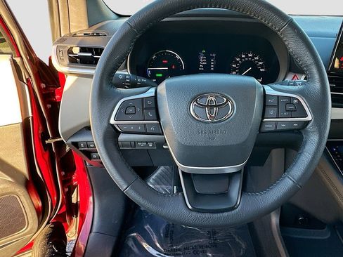 Used 2024 Toyota Sienna XLE image 11