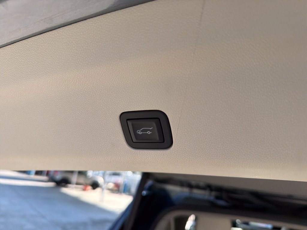 Used 2025 Cadillac Escalade ESV Sport Platinum w/ LPO, Floor Liner Package AWD/4WD image 36