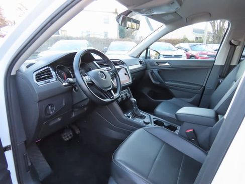 Used 2019 Volkswagen Tiguan SE image 2