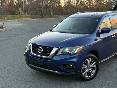 Used 2018 Nissan Pathfinder SV image 2