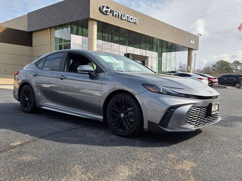 Used 2025 Toyota Camry SE image 1